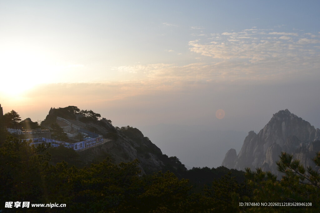 日出时分的壮丽山景