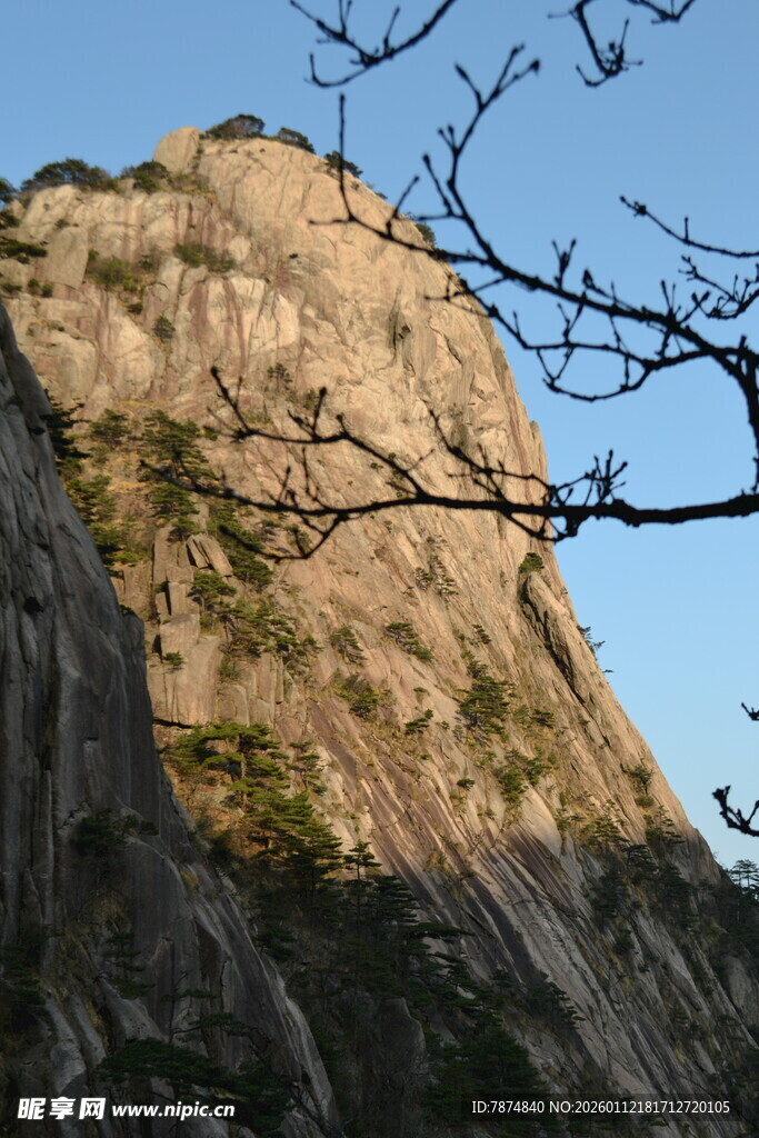 巍峨陡峭的壮丽山峰