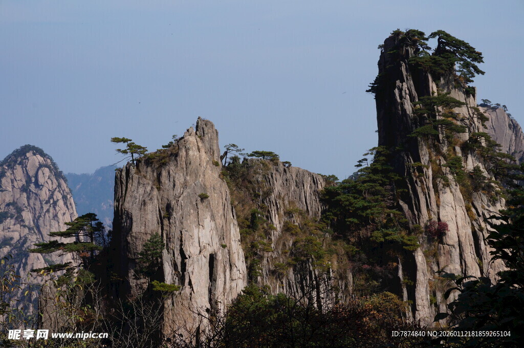 奇峰耸立的壮丽山景