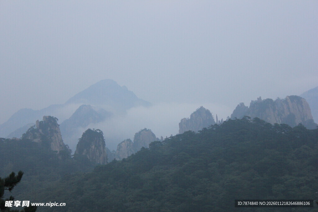 云雾缭绕的壮美山峦