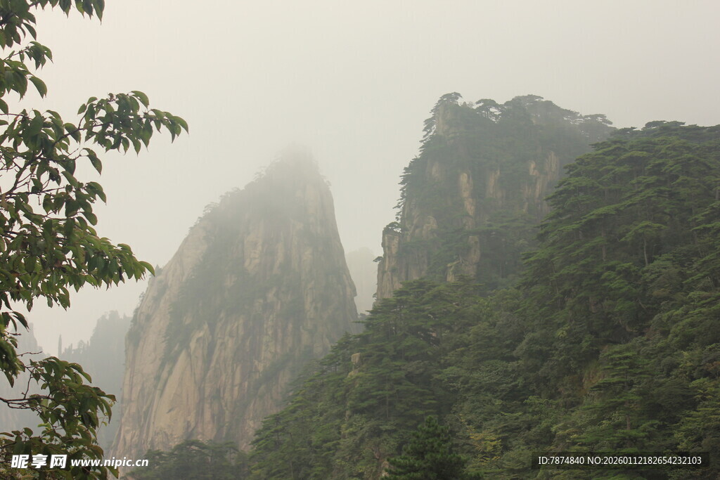 云雾缭绕的壮丽山峰