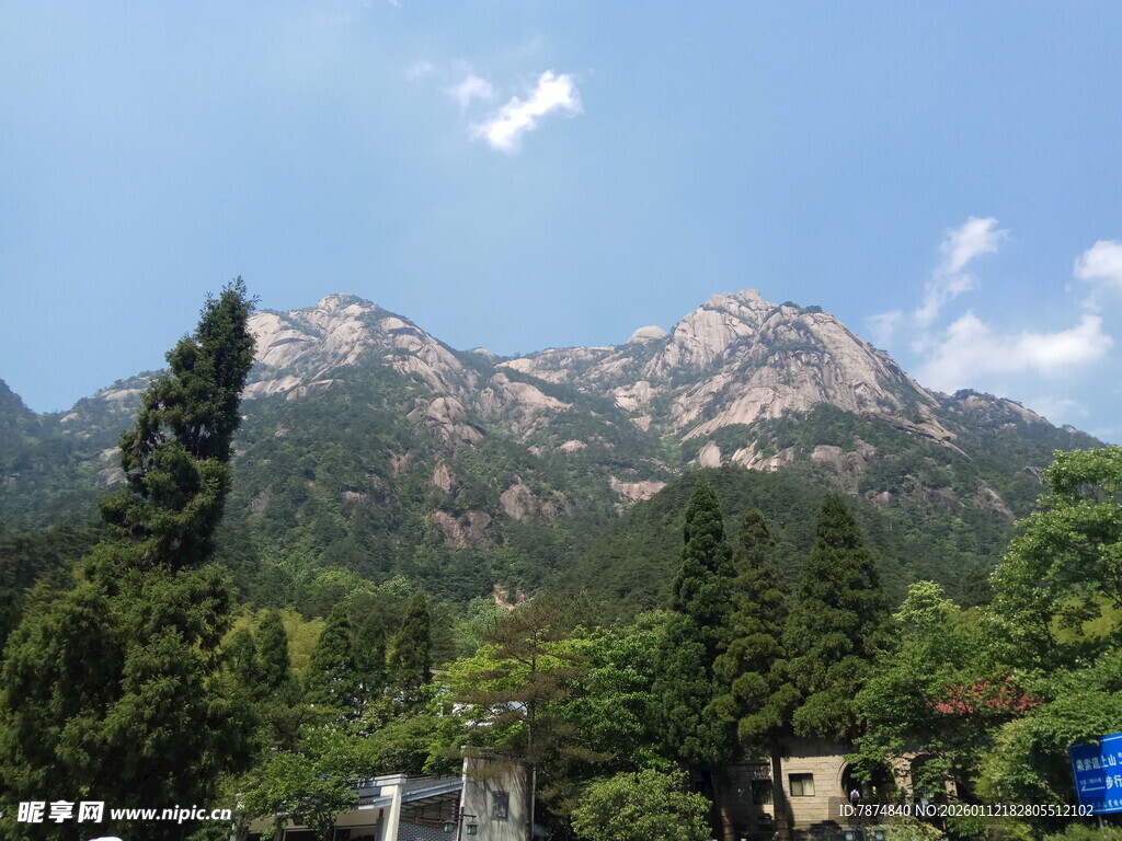 秀丽山峦与葱郁林木景观