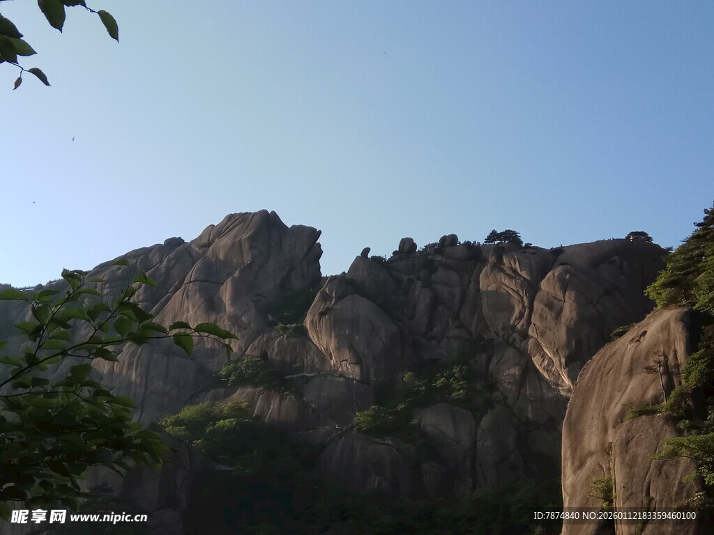 巍峨山峦景色壮丽