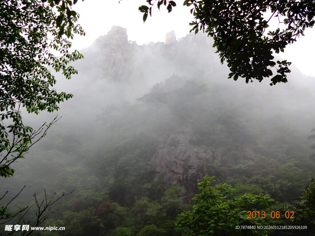 山间云雾缭绕的绿意景致