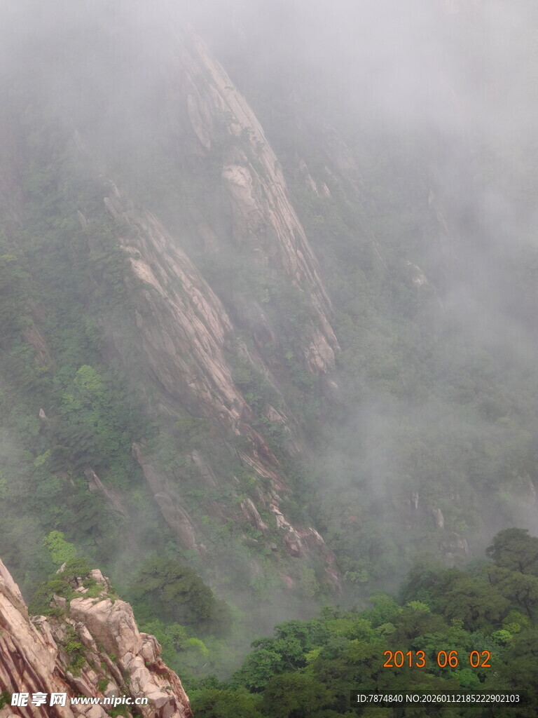 云雾缭绕的壮丽山景