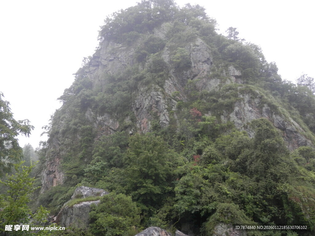 云雾缭绕的巍峨山峰