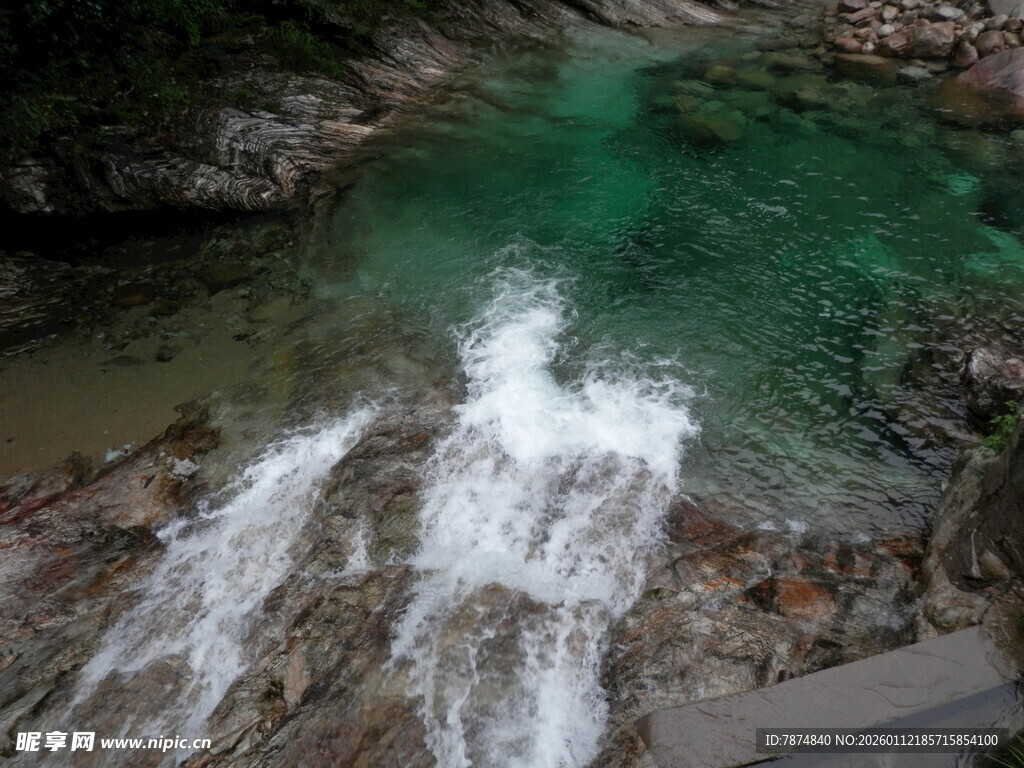 山间灵动清澈的潺潺溪流