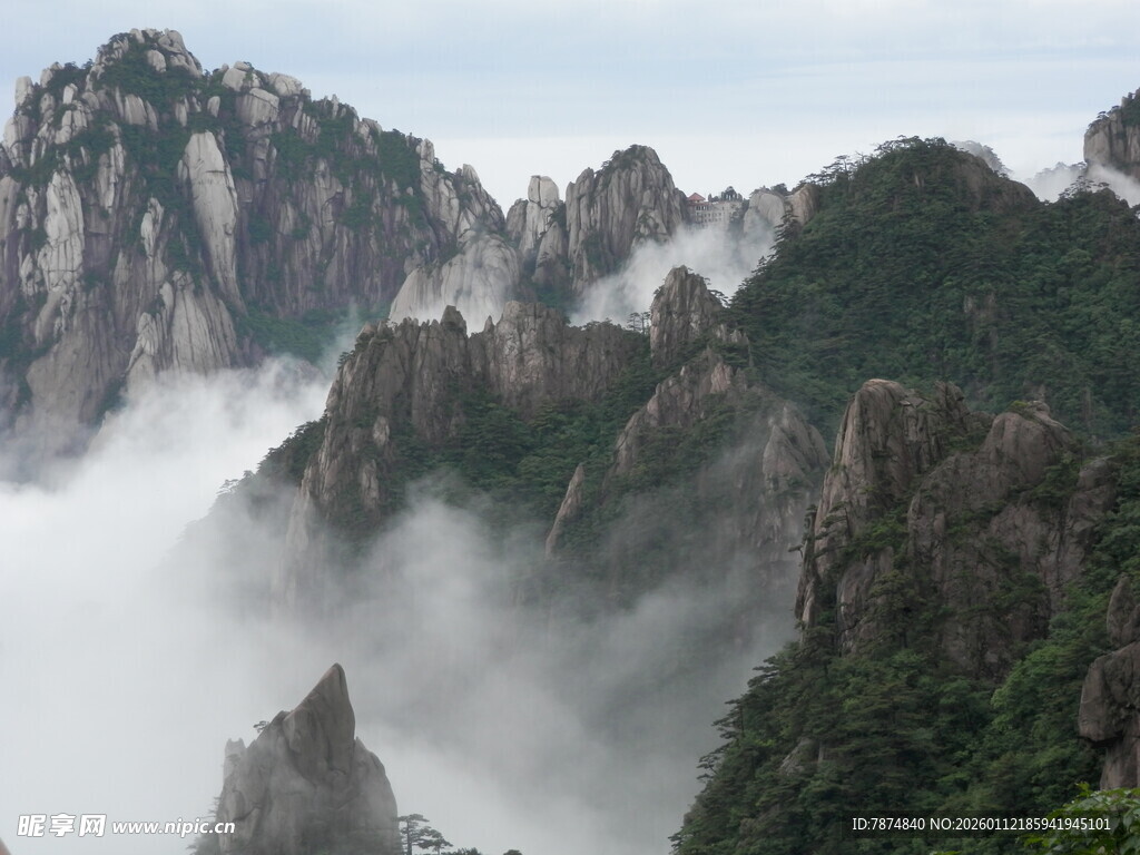 云雾缭绕的壮丽山峰