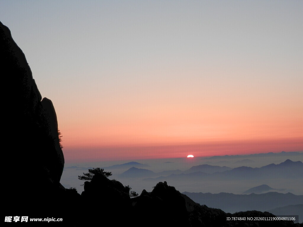 日出云海间的壮美山景