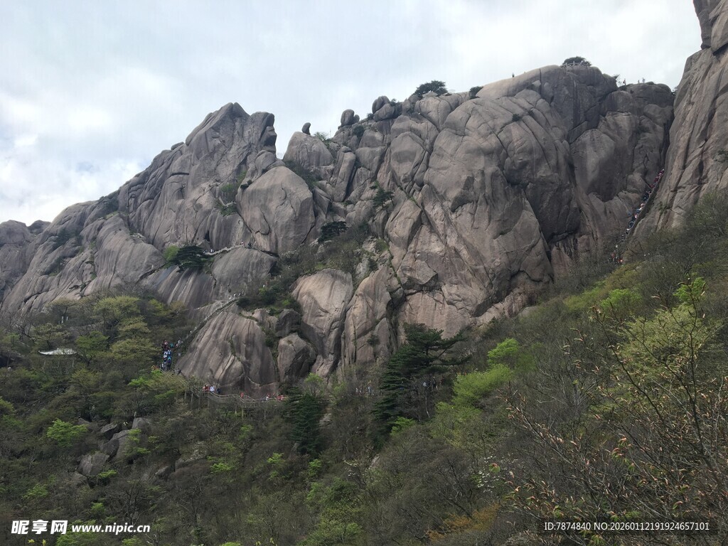 巍峨嶙峋的壮丽山峰