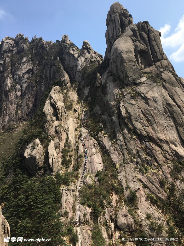 巍峨嶙峋的壮丽山峰