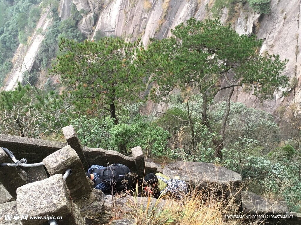 山间古迹处的静谧景象