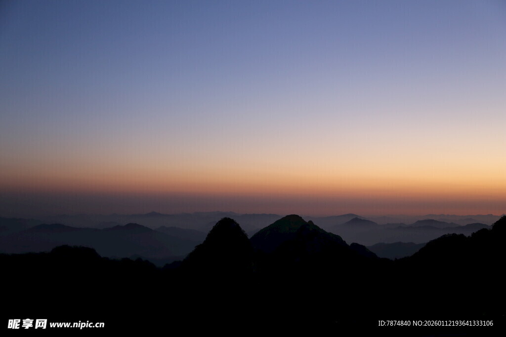 日出时分的山峦剪影