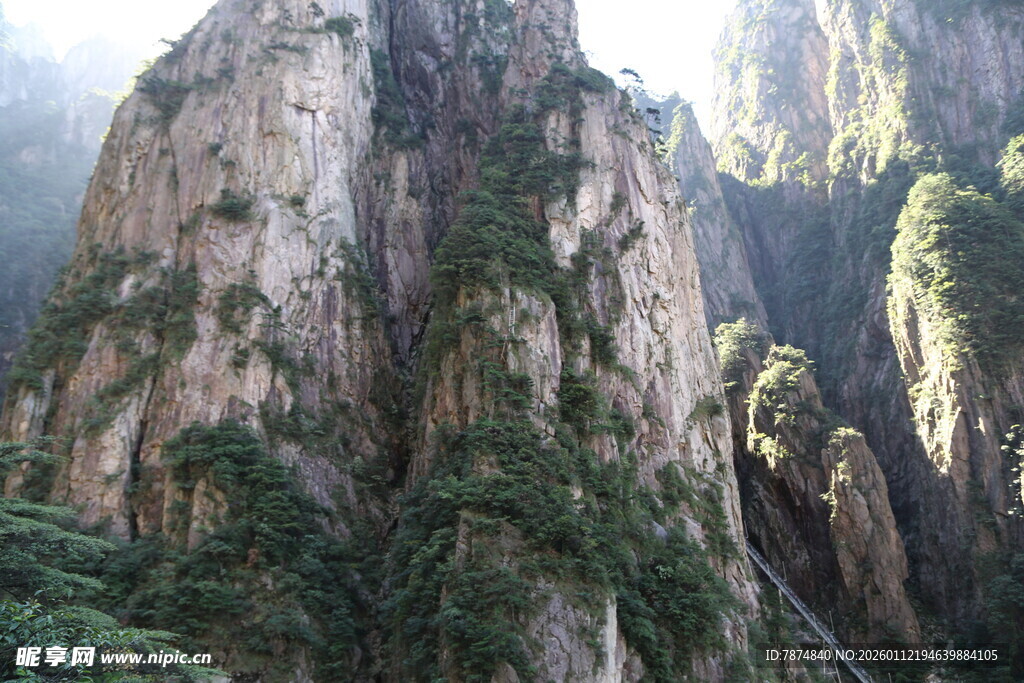 巍峨险峻的壮丽山峰