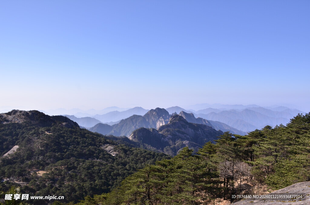 山峦云海间的壮美风光