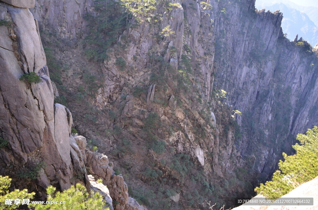 险峻壮观的陡峭山崖