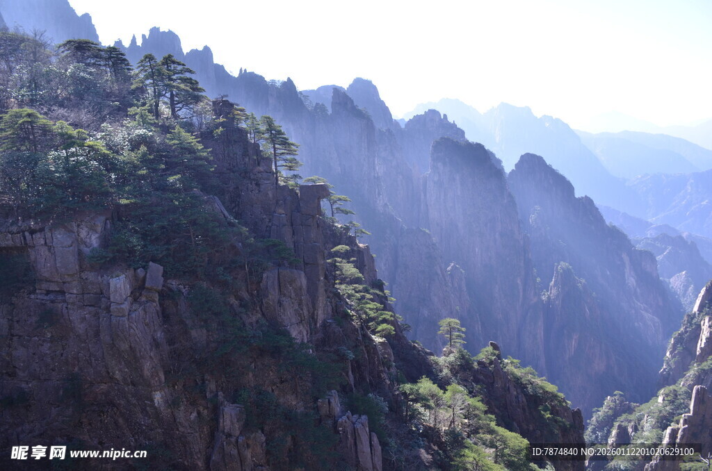壮丽山景 云雾缭绕的奇峰