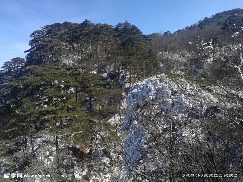 巍峨山峰覆盖稀疏植被