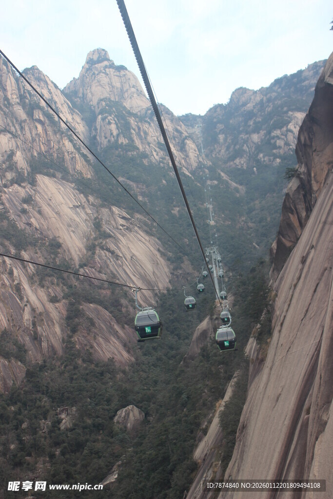 山间缆车穿梭壮丽山景