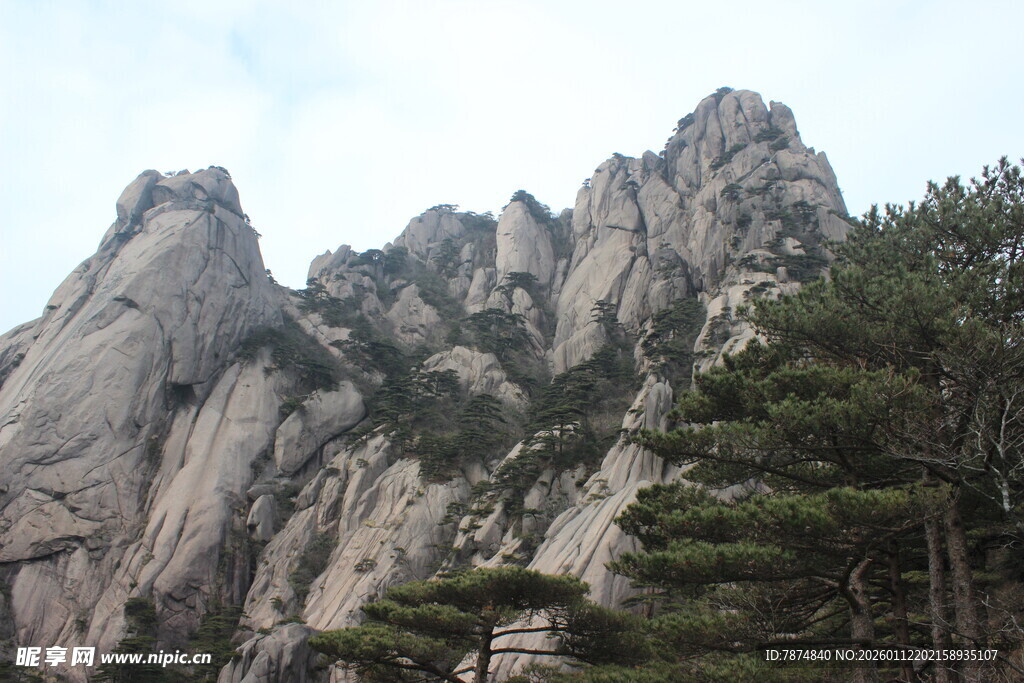 巍峨壮观的嶙峋山峰
