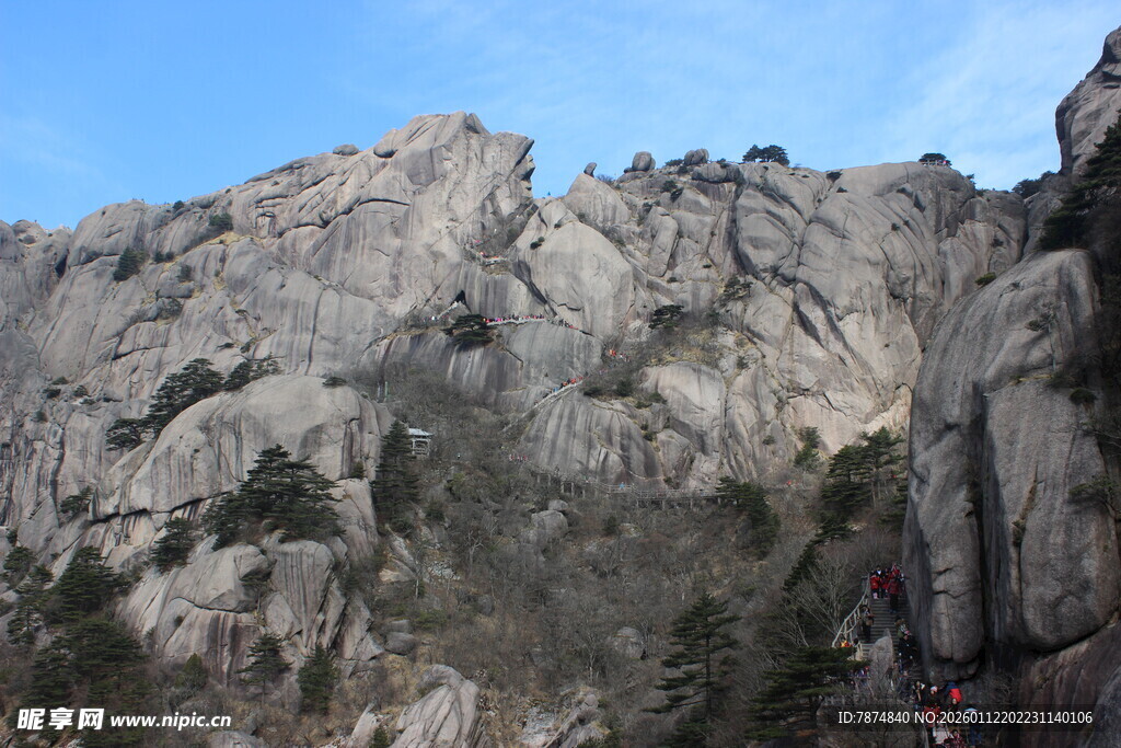 巍峨险峻的壮丽山峰