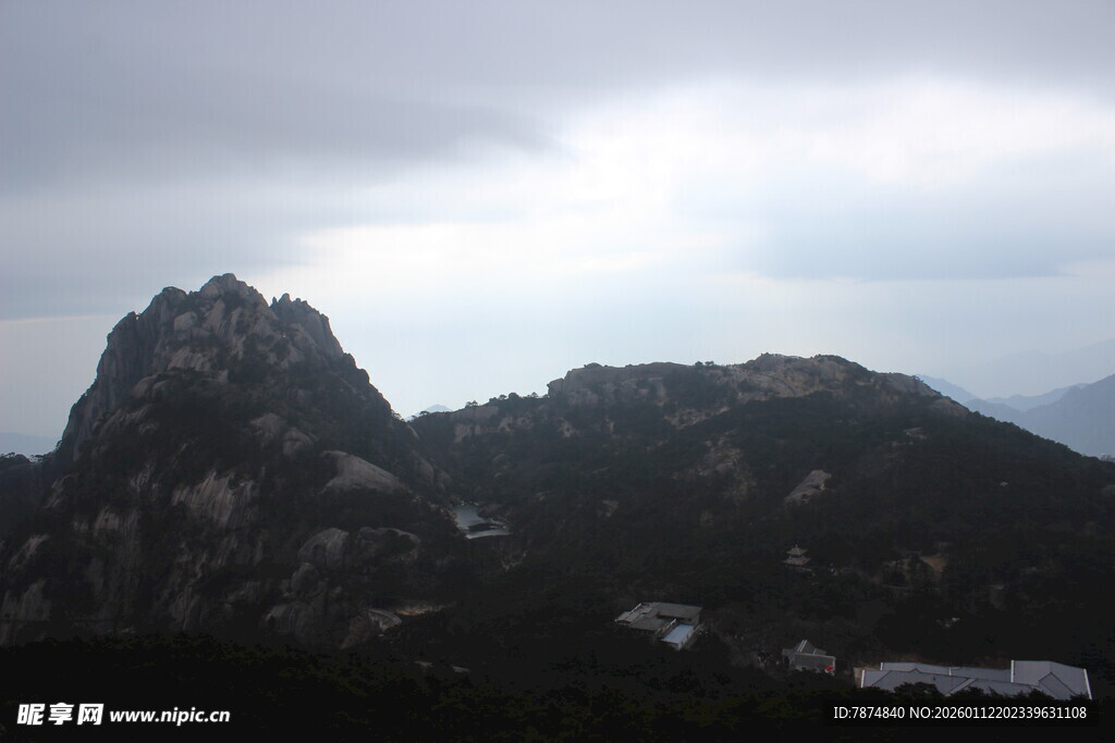 云雾缭绕的巍峨山峰