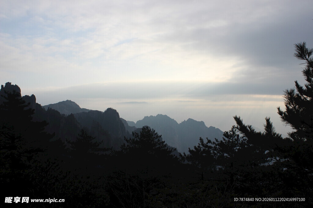 云雾缭绕的山峦美景