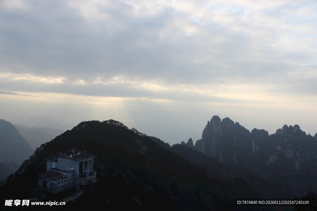 壮丽山景 云雾缭绕之美