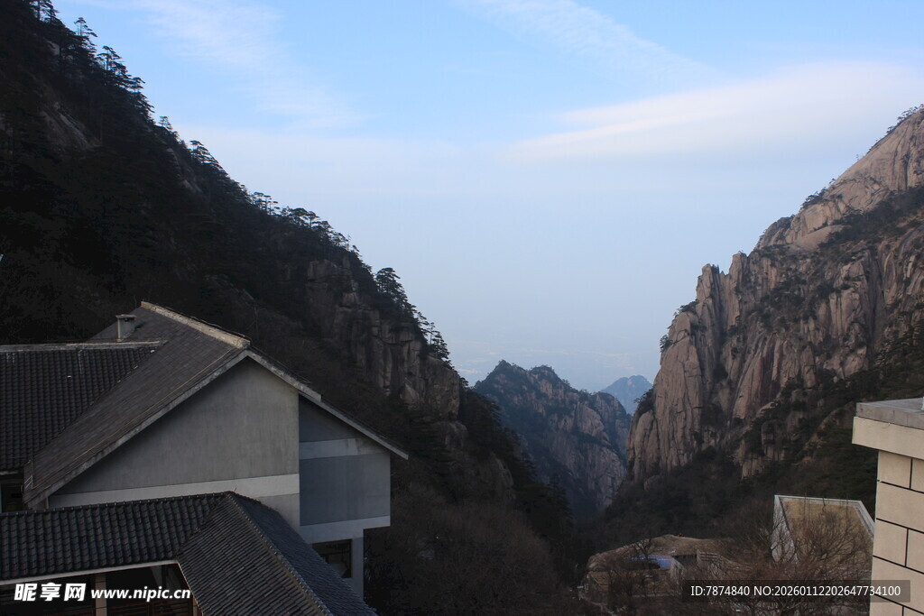 山间屋舍 远眺壮丽山峦
