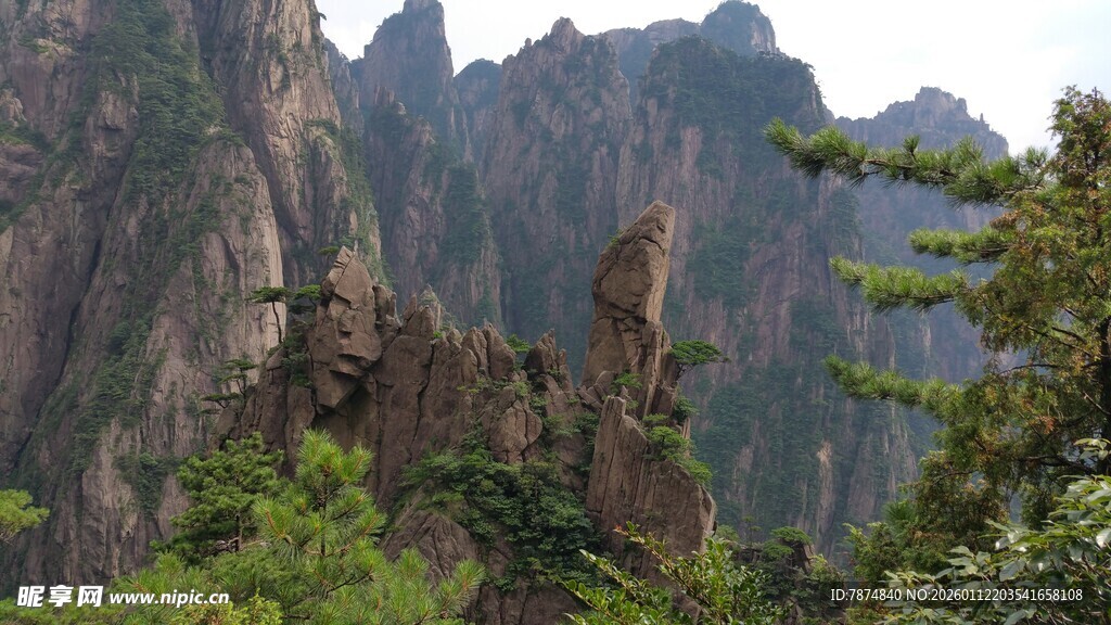 奇峰耸立的壮美山景