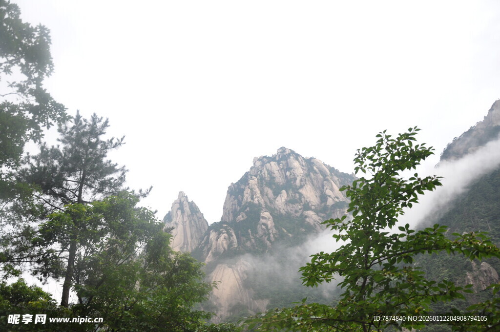 云雾缭绕的壮丽山峰景色