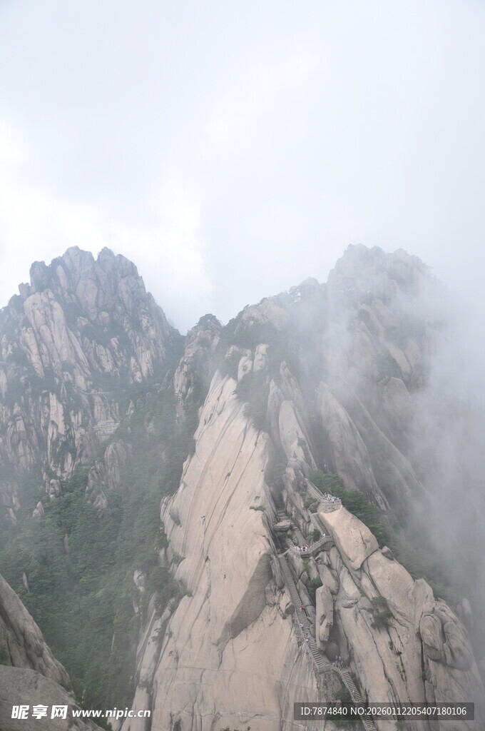 云雾缭绕的巍峨山峰