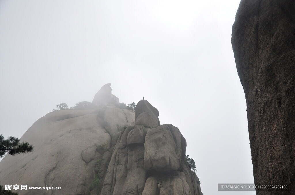 云雾缭绕的巍峨山峰