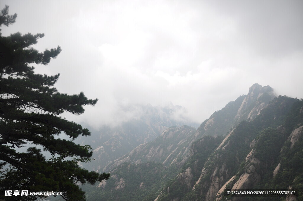 云雾缭绕中的巍峨山峰