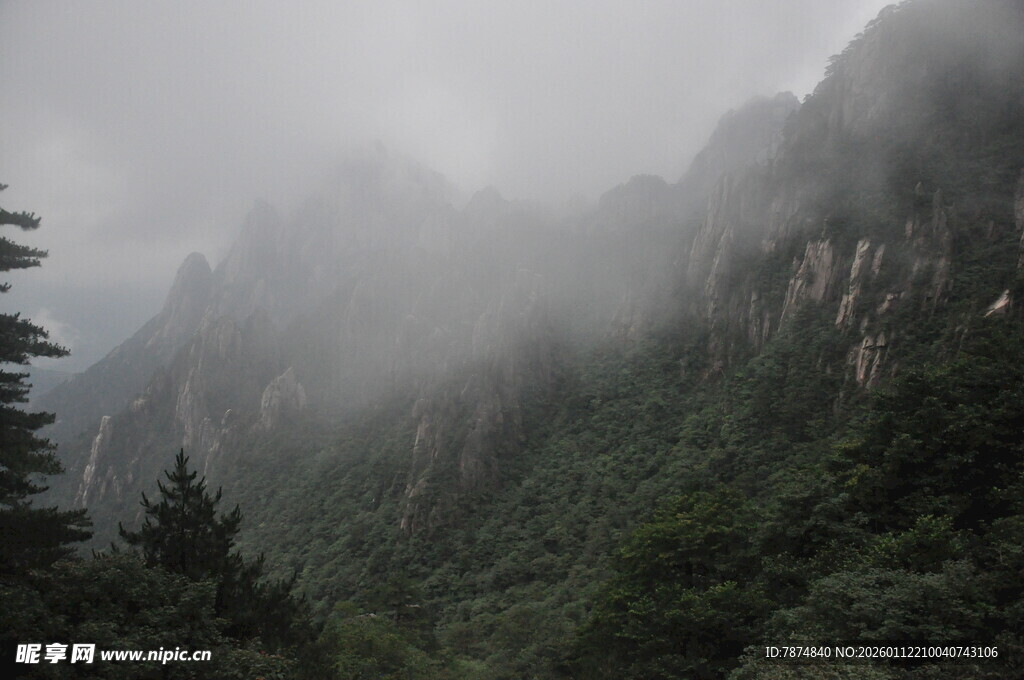 云雾缭绕的壮丽山峦