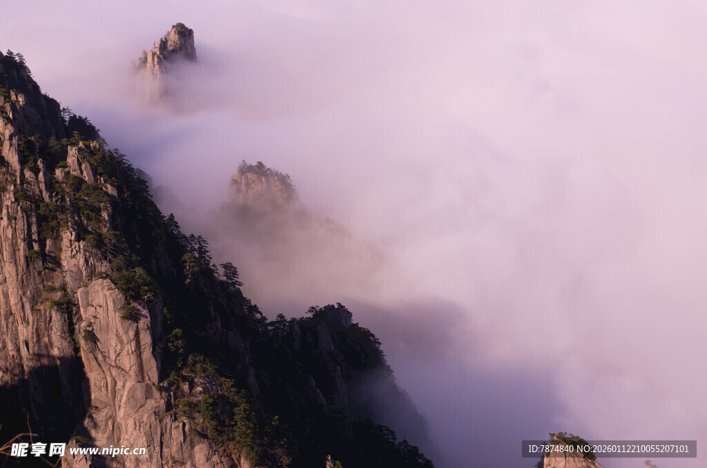 云雾缭绕的壮丽山峰