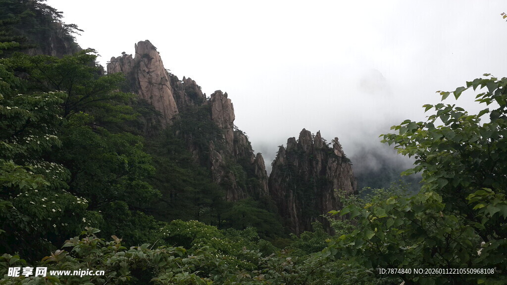 云雾缭绕的壮美山峦