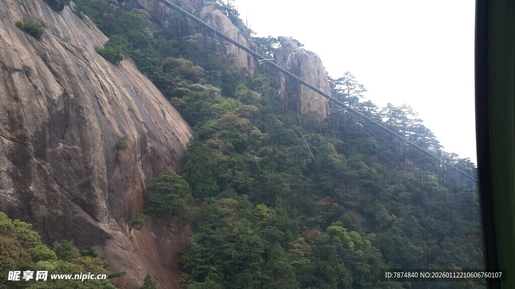 陡峭山峰与葱郁植被