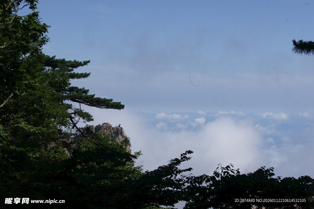 山间云雾缭绕的自然景致