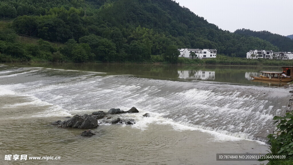 山间湍急河流景观