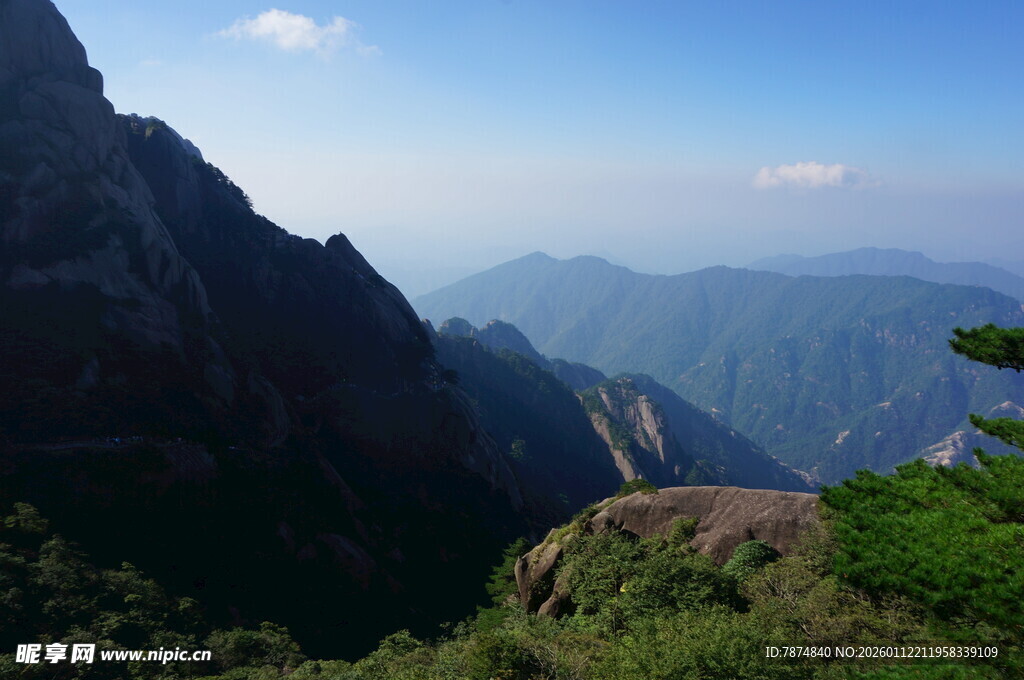 壮丽山景 远眺连绵山峦