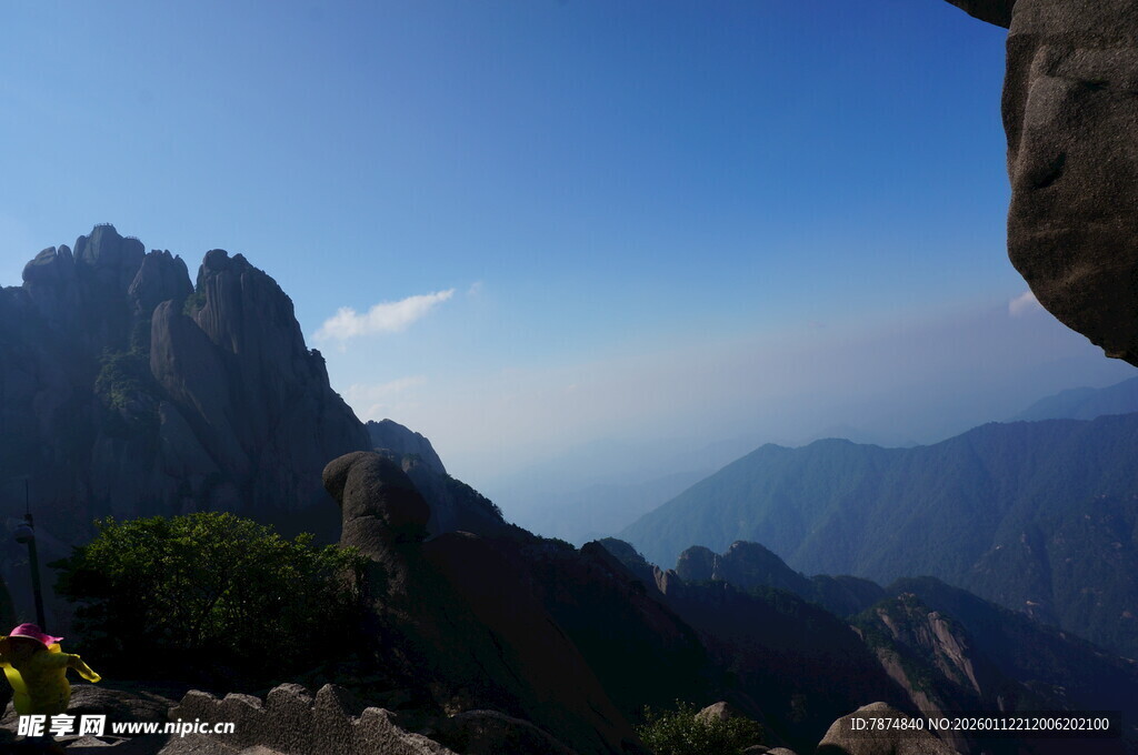 壮丽山景 蓝天映衬巍峨峰