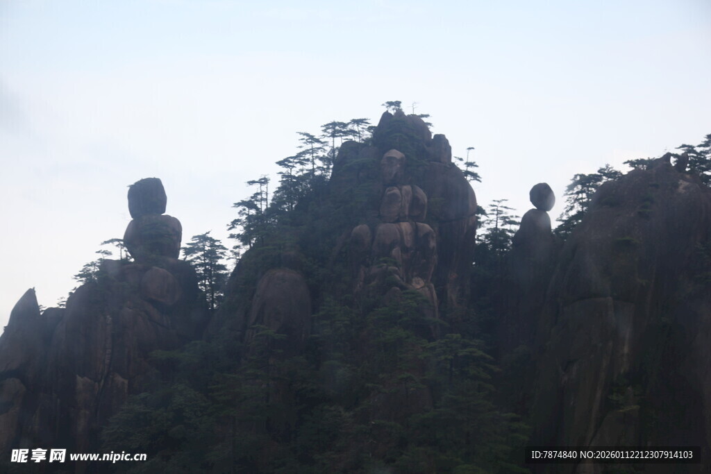 奇峰耸立的壮丽山景