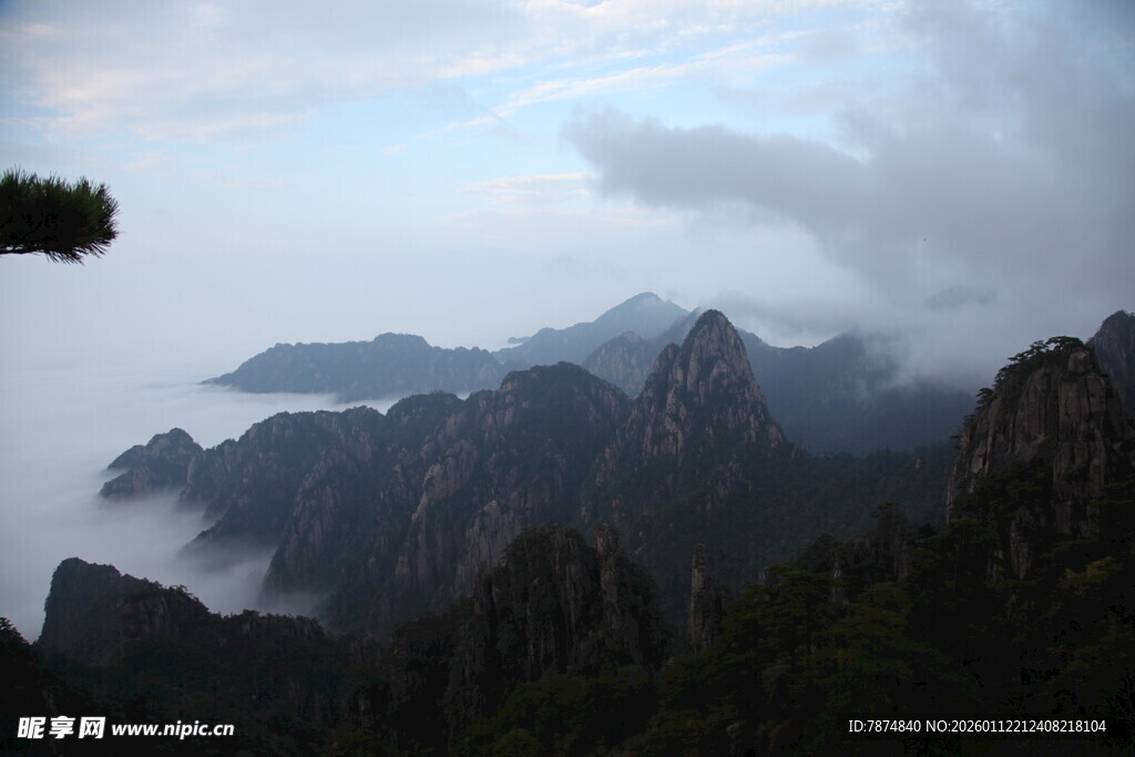 云雾缭绕的壮丽山峦