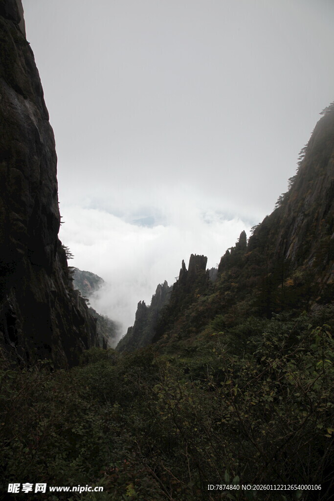 云雾缭绕的山间景色