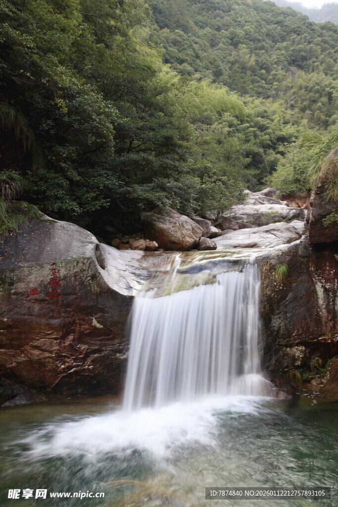 山间瀑布潺潺溪流美景