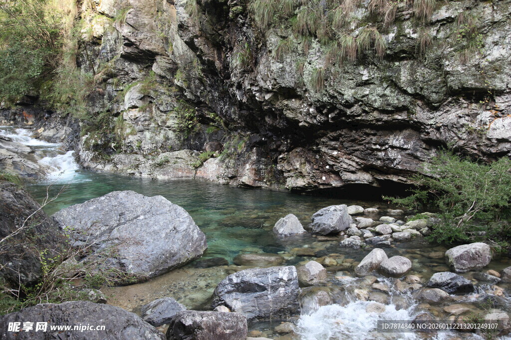 山间清澈溪流与岩石景观