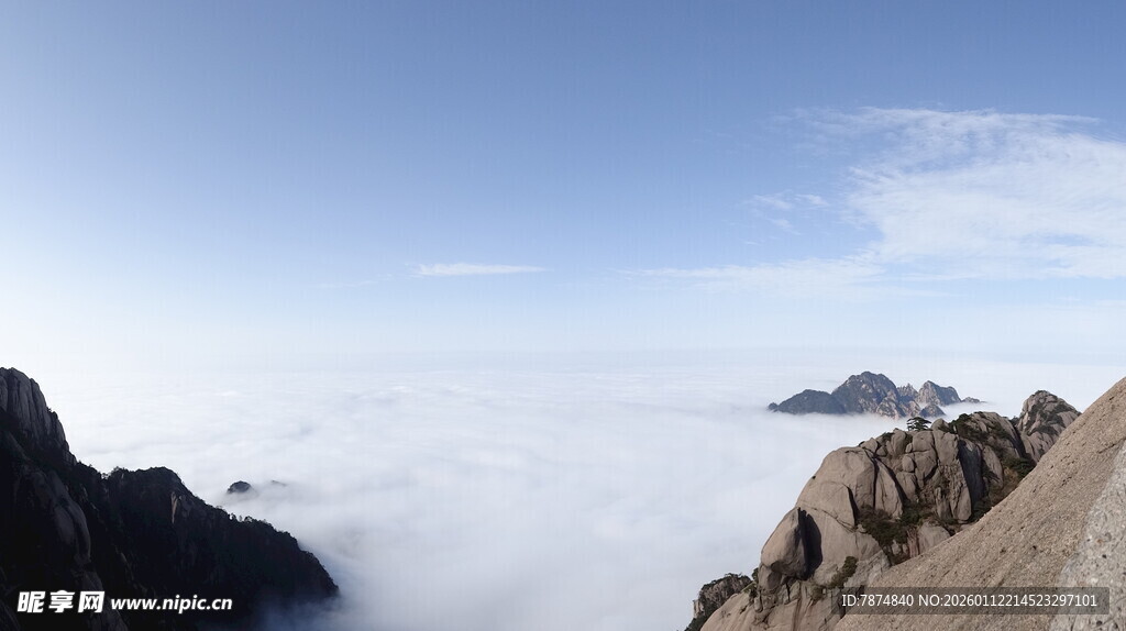 云海中的巍峨山峰