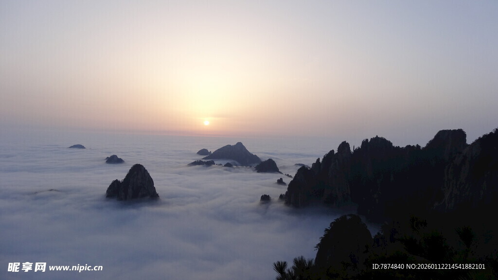 海上日出云雾中的礁石