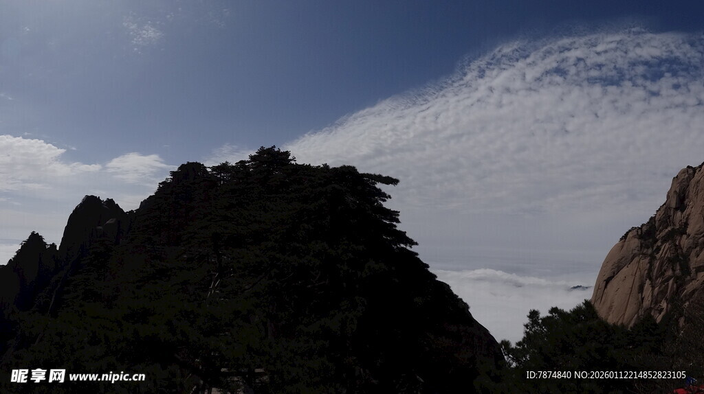 巍峨山峦与天际流云